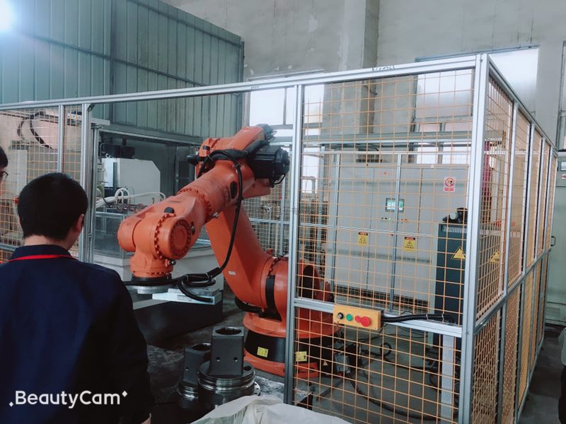 回转支承机械手淬火2